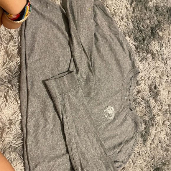 long sleeve. Very comfortable and good quality. Just 2 small yellow stains. - Picture 4 of 5